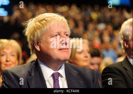 Manchester, Großbritannien. 4. Oktober 2017. Staatssekretär für auswärtige Angelegenheiten und Angelegenheiten des Commonwealth, Der Rt Hon Boris Johnson MP, Uhren der Premierminister, Theresa, ihrer Grundsatzrede an die Delegierten am Tag 4, der letzte Tag liefern, der 2017 Parteitag der Konservativen Partei in Manchester Central. © Paul Warburton Stockfoto