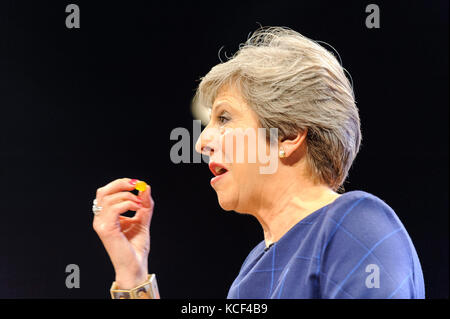 Manchester, Großbritannien. 4. Oktober 2017. Der Premierminister, Theresa May, liefert ihrer Grundsatzrede an die Delegierten am Tag 4, der letzte Tag, der 2017 Parteitag der Konservativen Partei in Manchester Central. © Paul Warburton Stockfoto