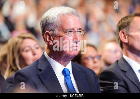 Manchester, Großbritannien. 4. Oktober 2017. Staatssekretär für Verteidigung, die Rt Hon Sir Michael Fallon MP Uhren der Premierminister, Theresa, ihrer Grundsatzrede an die Delegierten am Tag 4, der letzte Tag liefern, der 2017 Parteitag der Konservativen Partei in Manchester Central. © Paul Warburton Stockfoto