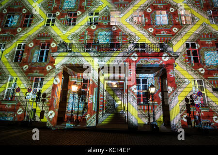 Berlin, Deutschland. Oktober 2017. Blick auf das beleuchtete „Palais am Festungsgraben“ während eines Testlaufs zum „Festival der Lichter“, das vom 6. Bis 15. Oktober 2017 in Berlin stattfindet. Quelle: Paul Zinken/dpa/Alamy Live News Stockfoto