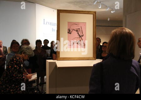 New York, USA. Oktober 2017. Journalisten stehen bei einer Pressevorschau der Ausstellung „Leonardo to Matisse“ um die Zeichnung „Studie eines Balletttänzers“ von Edgar Degas. Master Drawings from the Robert Lehman Collection“ im Metropolitan Museum in New York, USA, 2. Oktober 2017. Quelle: Christina Horsten/dpa/Alamy Live News Stockfoto