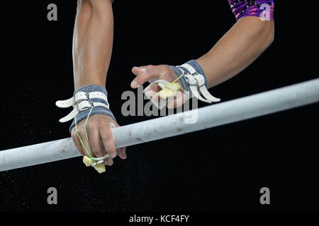 Montreal, Quebec, Kanada. 4. Okt 2017. Ein gymnast konkurriert auf dem stufenbarren während der dritte Tag der Qualifikation im Olympiastadion in Montreal, Quebec statt. Credit: Amy Sanderson/ZUMA Draht/Alamy leben Nachrichten Stockfoto