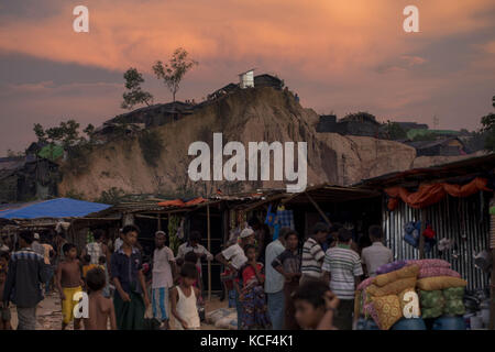 Cox's Bazar, Bangladesch. 4. Okt 2017. Blick auf die Straße von palongkhali Neue rohingya Flüchtlingslager in ukhiya, Cox's Bazar. Nach Angaben der UNHCR mehr als 500.000 Rohingya-Flüchtlinge Myanmar von Gewalt im letzten Monat geflohen, die meisten versuchen, die Grenze zu überqueren und in Bangladesch. Credit: zuma Press, Inc./alamy leben Nachrichten Stockfoto
