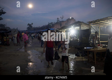 Cox's Bazar, Bangladesch. Oktober 2017. Straßenansicht des Palongkhali neuen Rohingya Flüchtlingslagers in Ukhiya, Cox's Bazar. Nach Angaben des UNHCR sind im letzten Monat mehr als 500.000 Rohingya-Flüchtlinge aus Myanmar geflohen, die meisten versuchten, die Grenze zu überqueren und Bangladesch zu erreichen. Quelle: ZUMA Press, Inc./Alamy Live News Stockfoto