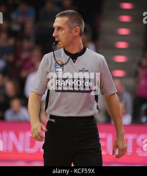 Bonn, Deutschland. Oktober 2017. Bonn, Deutschland, 4. Oktober 2017, Basketball, BBL, Telekom Baskets Bonn vs. ratiopharm Ulm: Schiedsrichter Robert Lottermoser. Quelle: Jürgen Schwarz/Alamy Live News Stockfoto