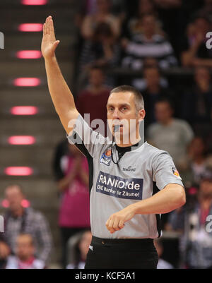 Bonn, Deutschland. Oktober 2017. Bonn, Deutschland, 4. Oktober 2017, Basketball, BBL, Telekom Baskets Bonn vs. ratiopharm Ulm: Schiedsrichter Robert Lottermoser. Quelle: Jürgen Schwarz/Alamy Live News Stockfoto