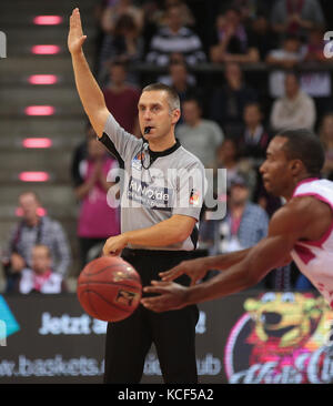 Bonn, Deutschland. Oktober 2017. Bonn, Deutschland, 4. Oktober 2017, Basketball, BBL, Telekom Baskets Bonn vs. ratiopharm Ulm: Schiedsrichter Robert Lottermoser. Quelle: Jürgen Schwarz/Alamy Live News Stockfoto