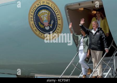 Carolina, Puerto Rico. 03 Okt, 2017. Us-Präsident Donald Trump und First Lady Melania Trump Welle auf Anreise mit der Air Force One zu Muñiz Air National Guard Base Sturm Schäden vom Hurrikan Maria Oktober 3, 2017 in Carolina, Puerto Rico anzeigen. Credit: Planetpix/Alamy leben Nachrichten Stockfoto