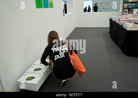 London, Großbritannien. 4. Okt, 2017. öffnung Tag der Frieze International Arts Fair an der Regent's Park, London, UK. Credit: julio Etchart zu ihrem/alamy leben Nachrichten Stockfoto