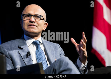 Washington DC, USA. 04. Oktober 2017. Satya Nadella, Chief Executive Officer (CEO) von Microsoft, nimmt an einem Interview während einer Veranstaltung des Economic Club of Washington am 4. Oktober 2017 in Washington, D.C., Teil. Kredit: Kristoffer Tripplaar/Alamy Live Nachrichten Stockfoto