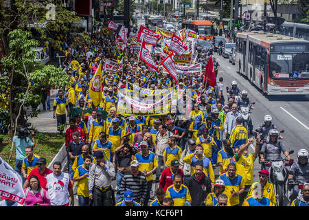 Sao Paulo, Brasilien. 04 Okt, 2017. sp: Postangestellten streiken seit September 20 Tun ein Akt und im März durch die Straßen von SÃ£o Paulo. Der nationale Verband der Post-, Telegrafen- und ähnliche Arbeitnehmer (fentect), die über 31 angeschlossenen Gewerkschaften, erklärt hat, ein Streik am 20. Sie sind gegen die Privatisierung der Post durch den temer Regierung. Die Deutsche Post hat die Liste der staatlichen Unternehmen, dass die Bundesregierung zu privatisieren will. Credit: zuma Press, Inc./alamy Leben Nachrichten eingegeben Stockfoto