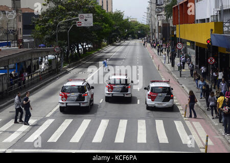 Sao Paulo, Brasilien. Oktober 2017. SP:Postarbeiter, die seit dem 20. September streiken, machen eine Aktion und marschieren durch die Straßen von SÃ Paulo. Die National Federation of Post, Telegraph and similar Workers (Fentect), die 31 Gewerkschaften angehören, hat am 20. Zum Streik erklärt. Sie sind gegen das Privatisierungsprojekt der Post durch die Regierung Temer. Das Postamt hat sich in die Liste der staatlichen Unternehmen eingetragen, die der Bund privatisieren will. Quelle: ZUMA Press, Inc./Alamy Live News Stockfoto