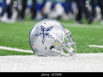 Oktober 01, 2017: ein Dallas Helm sitzt auf dem Feld vor einem NFL Football Spiel zwischen den Los Angeles Rams und die Dallas Cowboys bei AT&T Stadium in Arlington, TX Los Angeles besiegt Dallas 35-30 Albert Pena/CSM Stockfoto