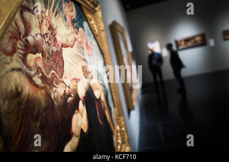 Köln, Deutschland. Oktober 2017. Das Gemälde „Jupiter und Semele“ (1541/42) des Malers Jacopo Tintoretto ist in der Ausstellung „Tintoretto – Ein Stern wurde geboren“ im Wallraf Richartz Museum in Köln am 4. Oktober 2017 zu sehen. Die Ausstellung zum 500. Geburtstag des venezianischen Malers mit Leihgaben aus London, Madrid, Mailand, Rom, Venedig und Washington, unter anderem ist es vom 6. Oktober 2017 bis zum 28. Januar 2018 geöffnet. Quelle: Rolf Vennenbernd/dpa/Alamy Live News Stockfoto