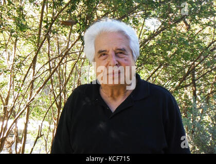 Los Angeles, USA. September 2017. Holocaust-Experte Saul Friedlaender, fotografiert in seinem Garten in Los Angeles, USA, 29. September 2017. Der Holocaust-Überlebende wird am 11. Oktober 2017 85 Jahre alt. Quelle: Antje Weser/dpa/Alamy Live News Stockfoto