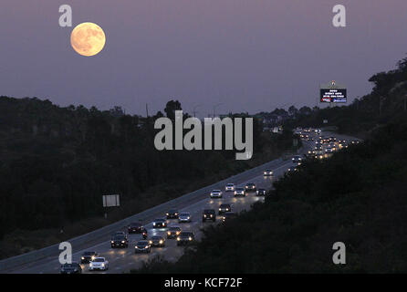 San Diego, Ca, USA. 4. Okt, 2017. Die fast Harvest Moon über westlich der Interstate 8 in San Diego steigt am Dienstag, 4. Oktober 2017. Der volle Mond tritt am 2:41 pm am Mittwoch. Credit: John gastaldo / zuma Draht/alamy leben Nachrichten Stockfoto