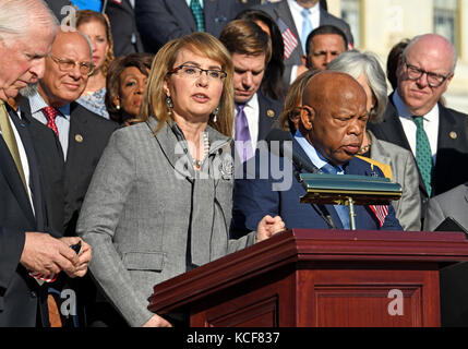 Washington, USA. Oktober 2017. Die ehemalige US-Repräsentantin Gabrielle Giffords (Demokrat von Arizona) kommentiert, als die Demokraten des US-Repräsentantenhauses auf den Oststufen des US-Kapitols erscheinen, um eine Erklärung gegen die Waffengewalt im Gefolge des Massakers von Las Vegas am Mittwoch, den 4. Oktober 2017, in Washington, DC abzugeben. Kredit: Ron Sachs/CNP - KEIN KABELSERVICE - Kredit: Ron Sachs/Consolidated/dpa/Alamy Live News Stockfoto
