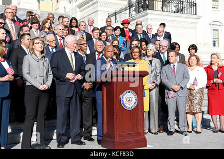 Washington, USA. Oktober 2017. Der US-Repräsentant John Lewis (Demokrat von Georgien) kommentiert, als die Demokraten des US-Repräsentantenhauses auf den Oststufen des US-Kapitols erscheinen, um eine Erklärung gegen die Waffengewalt nach dem Massaker in Las Vegas am Mittwoch, den 4. Oktober 2017 in Washington, DC, abzugeben. Kredit: Ron Sachs/CNP - KEIN KABELSERVICE - Kredit: Ron Sachs/Consolidated/dpa/Alamy Live News Stockfoto
