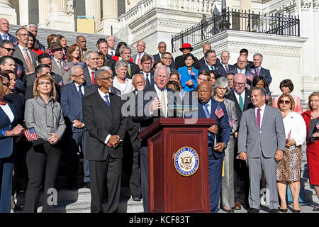 Washington, USA. Oktober 2017. Der ehemalige US-Repräsentant Mike Thompson (Demokrat von Kalifornien) macht Anmerkungen, als die Demokraten des US-Repräsentantenhauses auf den Oststufen des US-Kapitols erscheinen, um eine Erklärung gegen die Waffengewalt im Gefolge des Massakers in Las Vegas am Mittwoch, den 4. Oktober 2017, in Washington, DC abzugeben. Kredit: Ron Sachs/CNP - KEIN KABELSERVICE - Kredit: Ron Sachs/Consolidated/dpa/Alamy Live News Stockfoto