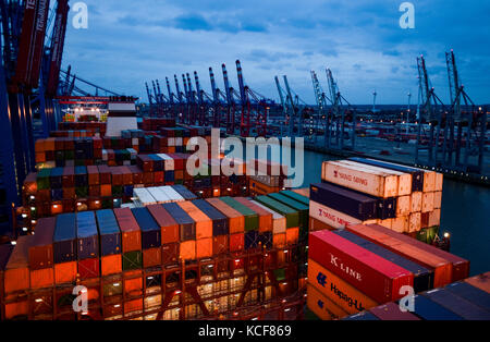 Gestapelte Container stehen an Deck des Frachtschiffes „Barzan“ der Reederei „Hapag Lloyd“, das am 4. Oktober 2017 am Burchard-Kai im Hamburger Hafen andockt. Die Barzan ist eines der größten Frachtschiffe der Welt mit einer Kapazität von bis zu 19.000 Containern. Foto: Axel Heimken/dpa Stockfoto