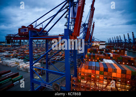 Gestapelte Container stehen an Deck des Frachtschiffes „Barzan“ der Reederei „Hapag Lloyd“, das am 4. Oktober 2017 am Burchard-Kai im Hamburger Hafen andockt. Die Barzan ist eines der größten Frachtschiffe der Welt mit einer Kapazität von bis zu 19.000 Containern. Foto: Axel Heimken/dpa Stockfoto