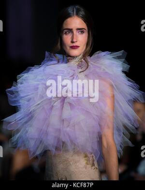 Toronto, Kanada. Oktober 2017. Ein Model präsentiert eine Kreation von Stephan Caras während der Toronto Women's Fashion Week im Frühjahr/Sommer 2018 in Toronto, Kanada, 4. Oktober 2017. Quelle: Zou Zheng/Xinhua/Alamy Live News Stockfoto