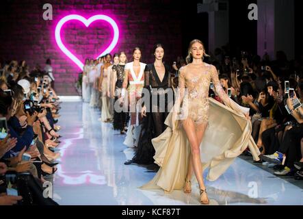 Toronto, Kanada. Oktober 2017. Models präsentieren Kreationen von Stephan Caras während der Toronto Women's Fashion Week im Frühjahr/Sommer 2018 in Toronto, Kanada, 4. Oktober 2017. Quelle: Zou Zheng/Xinhua/Alamy Live News Stockfoto