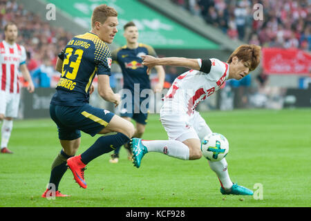 KEINE VERKÄUFE IN JAPAN! Yuya OSAKO, rechts, 1.FC Köln, gegen Marcel HALSTENBERG, RB Leipzig, Aktion, Duelle, Fussball 1. Bundesliga, 7. Spieltag, 1.FC Köln (K) - RB Leipzig (L) 1:2, am 01.10.2017 in Köln. |Nutzung weltweit Stockfoto