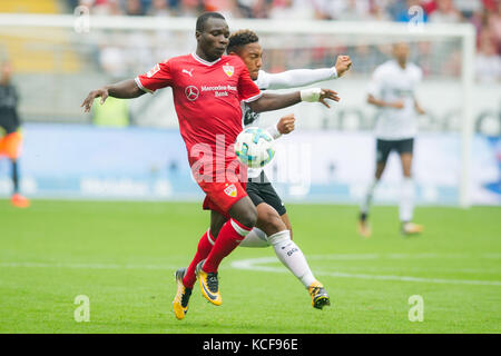 Frankfurt, Deutschland. 30. September 2017. Chadrac AKOLO (li., S) gegen Simon FALETTE (F), Aktion, Duels, Fussball 1. Bundesliga, 7. Spieltag, Eintracht Frankfurt (F) - VfB Stuttgart (S), am 30.09.2017 in Frankfurt/Deutschland. |Nutzung weltweit Guthaben: dpa/Alamy Live News Stockfoto