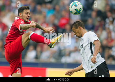 Frankfurt, Deutschland. 30. September 2017. Anastasios DONIS (li., S) gegen Timothy CHANDLER (F), Aktion, Duels, Fussball 1. Bundesliga, 7. Spieltag, Eintracht Frankfurt (F) - VfB Stuttgart (S), am 30.09.2017 in Frankfurt. Nutzung weltweit Credit: dpa/Alamy Live News Stockfoto