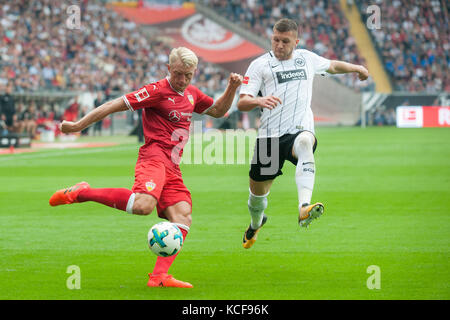 Frankfurt, Deutschland. 30. September 2017. Andreas BECK (li., S) versus ante REBIC (F), Aktion, Duels, Fussball 1. Bundesliga, 7. Spieltag, Eintracht Frankfurt (F) - VfB Stuttgart (S) 2:1, am 30.09.2017 in Frankfurt/Deutschland. |Nutzung weltweit Guthaben: dpa/Alamy Live News Stockfoto