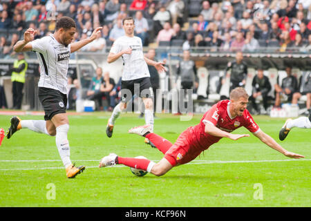 Frankfurt, Deutschland. 30. September 2017. Simon FALETTE (li., F, bekommt After dieses Duels Rot) gegen Simon TERODDE (S), Aktion, Duels, Fussball 1. Bundesliga, 7. Spieltag, Eintracht Frankfurt (F) - VfB Stuttgart (S) 2:1, am 30.09.2017 in Frankfurt/Deutschland. |Nutzung weltweit Guthaben: dpa/Alamy Live News Stockfoto