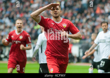 Frankfurt, Deutschland. 30. September 2017. Torschuetze jubelt ueber das Goal zum 1:1 Ausgleich für VfB Stuttgart, jubeln, jubelnd, Freude, cheers, Celebrate, Torjubel, Fussball 1. Bundesliga, 7. Spieltag, Eintracht Frankfurt (F) - VfB Stuttgart (S), am 30.09.2017 in Frankfurt/Deutschland. |Nutzung weltweit Guthaben: dpa/Alamy Live News Stockfoto