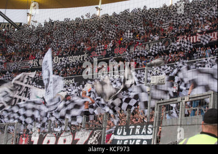 Frankfurt, Deutschland. 30. September 2017. Frankfurter Fans schwenken Fahnen, Fan, Fans, Zuschauer, Anhaenger, Supporter, Ultra, Ultras, Fußball 1. Bundesliga, 7. Spieltag, Eintracht Frankfurt (F) - VfB Stuttgart (S) 2:1, am 30.09.2017 in Frankfurt/Deutschland. |Nutzung weltweit Guthaben: dpa/Alamy Live News Stockfoto