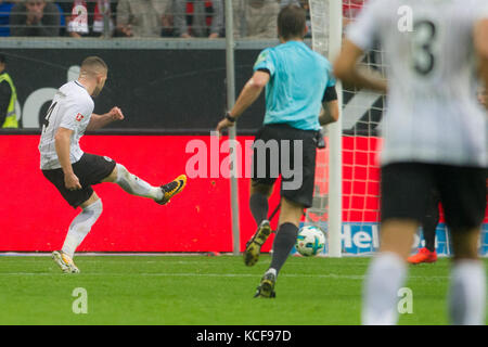 Frankfurt, Deutschland. 30. September 2017. Ante REBIC (li., F) schiesst das Tor zum 1:0 für Eintracht Frankfurt, Aktion, Fussball 1. Bundesliga, 7. Spieltag, Eintracht Frankfurt (F) - VfB Stuttgart (S), am 30.09.2017 in Frankfurt/Deutschland. |Nutzung weltweit Guthaben: dpa/Alamy Live News Stockfoto