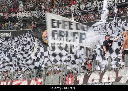 Frankfurt, Deutschland. 30. September 2017. Frankfurter Fans schwenken Fahnen, Fan, Fans, Zuschauer, Anhaenger, Supporter, Ultra, Ultras, Fußball 1. Bundesliga, 7. Spieltag, Eintracht Frankfurt (F) - VfB Stuttgart (S) 2:1, am 30.09.2017 in Frankfurt/Deutschland. |Nutzung weltweit Guthaben: dpa/Alamy Live News Stockfoto