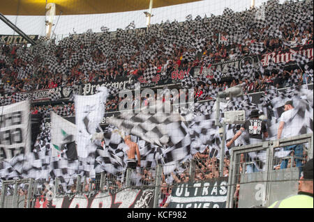 Frankfurt, Deutschland. 30. September 2017. Frankfurter Fans schwenken Fahnen, Fan, Fans, Zuschauer, Anhaenger, Supporter, Ultra, Ultras, Fußball 1. Bundesliga, 7. Spieltag, Eintracht Frankfurt (F) - VfB Stuttgart (S) 2:1, am 30.09.2017 in Frankfurt/Deutschland. |Nutzung weltweit Guthaben: dpa/Alamy Live News Stockfoto