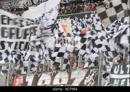 Frankfurt, Deutschland. 30. September 2017. Frankfurter Fans schwenken Fahnen, Fan, Fans, Zuschauer, Anhaenger, Supporter, Ultra, Ultras, Fußball 1. Bundesliga, 7. Spieltag, Eintracht Frankfurt (F) - VfB Stuttgart (S) 2:1, am 30.09.2017 in Frankfurt/Deutschland. |Nutzung weltweit Guthaben: dpa/Alamy Live News Stockfoto