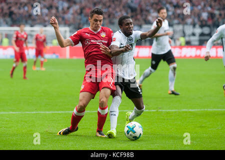 Frankfurt, Deutschland. 30. September 2017. Josip BREKALO (li., S) gegen Taleb TAWATHA (F), Aktion, Duels, Fussball 1. Bundesliga, 7. Spieltag, Eintracht Frankfurt (F) - VfB Stuttgart (S) 2:1, am 30.09.2017 in Frankfurt/Deutschland. |Nutzung weltweit Guthaben: dpa/Alamy Live News Stockfoto