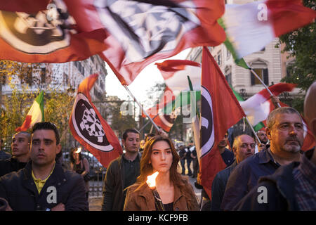 Oktober 4, 2017 - Europa, Italien, Rom: 4. September 2017: Protest und Fackelzug gegen die Moschee der esquilin Quartal durch die Militanten der ganz rechts Haus lbs. Sie fordern Schließung der Moschee und die Umschulung der Bezirk jetzt zum Abbau aufgegeben. Credit: danilo Balducci/zuma Draht/alamy leben Nachrichten Stockfoto