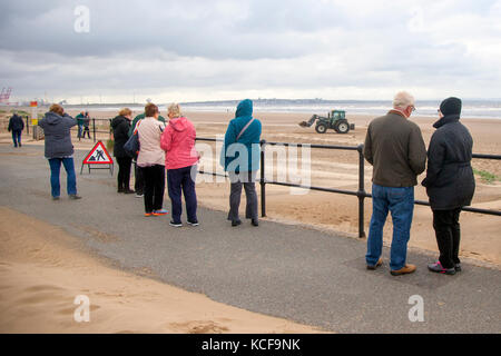 Crosby, Merseyside. UK Wetter. 5. Oktober 2017. Hohe Winde, feine Sand vom Strand wie Stürme weiter der Westküste zu zerschlagen und der Mündung des Flusses Mersey. Dune Gebäude liegt an der Küste von der charakteristischen onshore Wind half. Planierarbeiten hat eine gemeinsame Form der künstliche Düne Bau geworden, zum Teil, weil die Vegetation & fechten Ansatz einige Zeit trap Sand nimmt und eine neue Düne bauen. An vielen Stränden, Planierraupen aktiv sind während des ganzen Jahres in Druck nach oben sand Stapel an der Rückseite des Strandes. Credit: MediaWorldImages/AlamyLiveNews Stockfoto