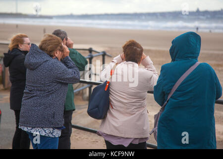 Crosby, Merseyside. UK Wetter. 5. Oktober 2017. Hohe Winde, feine Sand vom Strand wie Stürme weiter der Westküste zu zerschlagen und der Mündung des Flusses Mersey. Dune Gebäude liegt an der Küste von der charakteristischen onshore Wind half. Planierarbeiten hat eine gemeinsame Form der künstliche Düne Bau geworden, zum Teil, weil die Vegetation & fechten Ansatz einige Zeit trap Sand nimmt und eine neue Düne bauen. Credit: MediaWorldImages/AlamyLiveNews Stockfoto