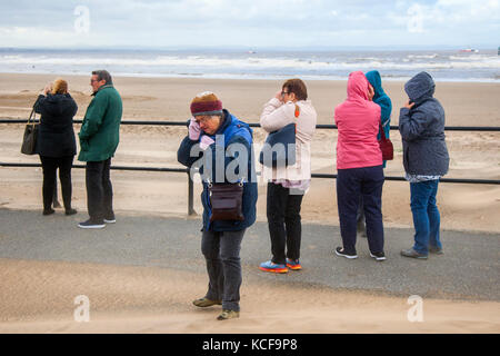 Crosby, Merseyside. UK Wetter. 5. Oktober 2017. Hohe Winde, feine Sand vom Strand wie Stürme weiter der Westküste zu zerschlagen und der Mündung des Flusses Mersey. Dune Gebäude liegt an der Küste von der charakteristischen onshore Wind half. Planierarbeiten hat eine gemeinsame Form der künstliche Düne Bau geworden, zum Teil, weil die Vegetation & fechten Ansatz einige Zeit trap Sand nimmt und eine neue Düne bauen. Credit: MediaWorldImages/AlamyLiveNews Stockfoto