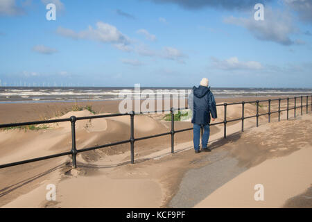 Crosby, Merseyside. UK Wetter. 5. Oktober 2017. Hohe Winde, feine Sand vom Strand wie Stürme weiter der Westküste zu zerschlagen und der Mündung des Flusses Mersey. Dune Gebäude liegt an der Küste von der charakteristischen onshore Wind half. Planierarbeiten hat eine gemeinsame Form der künstliche Düne Bau geworden, zum Teil, weil die Vegetation & fechten Ansatz einige Zeit trap Sand nimmt und eine neue Düne bauen. Credit: MediaWorldImages/AlamyLiveNews Stockfoto