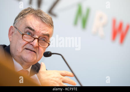 Düsseldorf, Deutschland. 05. Oktober 2017. Bundesinnenminister des Landes Nordrhein-Westfalen (NRW) Herbert Reul spricht bei der Vorstellung des NRW-Verfassungsschutzberichts 2016 am 05. Oktober 2017 in Düsseldorf. Quelle: Marius Becker/dpa/Alamy Live News Stockfoto