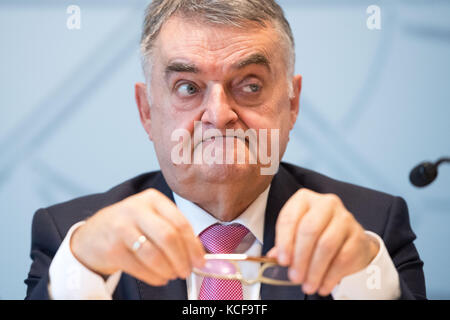 Düsseldorf, Deutschland. 05. Oktober 2017. Bundesinnenminister des Landes Nordrhein-Westfalen (NRW) Herbert Reul spricht bei der Vorstellung des NRW-Verfassungsschutzberichts 2016 am 05. Oktober 2017 in Düsseldorf. Quelle: Marius Becker/dpa/Alamy Live News Stockfoto