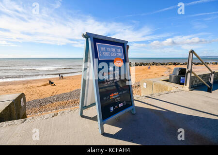 West Bay, Dorset, Großbritannien. 5. Okt 2017. UK Wetter. 2 Minuten Strand Reinigung Zeichen, Leute zu veranlassen, bis Wurf auf Ihren Besuch auf der Schritte zum West Beach an einem Tag des warmen Herbst Sonnenschein und blauer Himmel an der West Bay in Dorset. Photo Credit: Graham Jagd-/Alamy leben Nachrichten Stockfoto