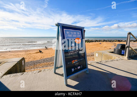 West Bay, Dorset, Großbritannien. 5. Okt 2017. UK Wetter. 2 Minuten Strand Reinigung Zeichen, Leute zu veranlassen, bis Wurf auf Ihren Besuch auf der Schritte zum West Beach an einem Tag des warmen Herbst Sonnenschein und blauer Himmel an der West Bay in Dorset. Photo Credit: Graham Jagd-/Alamy leben Nachrichten Stockfoto