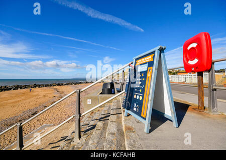 West Bay, Dorset, Großbritannien. 5. Okt 2017. UK Wetter. 2 Minuten Strand Reinigung Zeichen, Leute zu veranlassen, bis Wurf auf Ihren Besuch auf der Schritte zum West Beach an einem Tag des warmen Herbst Sonnenschein und blauer Himmel an der West Bay in Dorset. Photo Credit: Graham Jagd-/Alamy leben Nachrichten Stockfoto