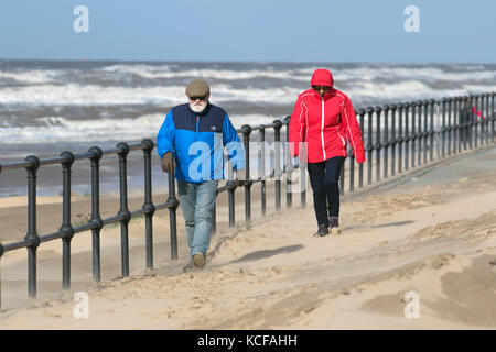 Crosby, Merseyside. UK Wetter. 5. Oktober 2017. Hohe Winde, feine Sand vom Strand wie Stürme weiter der Westküste zu zerschlagen und der Mündung des Flusses Mersey. Dune Gebäude liegt an der Küste von der charakteristischen onshore Wind half. Planierarbeiten hat eine gemeinsame Form der künstliche Düne Bau geworden, zum Teil, weil die Vegetation & fechten Ansatz einige Zeit trap Sand nimmt und eine neue Düne bauen. An vielen Stränden, Planierraupen aktiv sind während des ganzen Jahres in Druck nach oben sand Stapel an der Rückseite des Strandes. Credit: MediaWorldImages/AlamyLiveNews Stockfoto